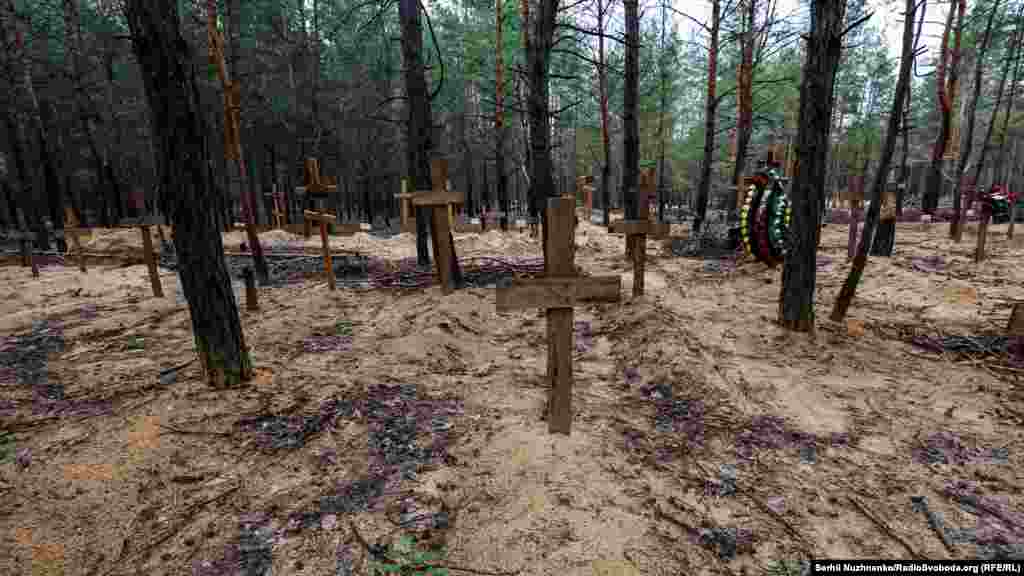 Біля звільненого Ізюму, що на Харківщині, виявили масове поховання військових ЗСУ