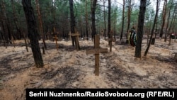 Масове поховання цивільних і військовослужбовців ЗСУ поблизу Ізюма на Харківщині, 15 вересня 2022 року