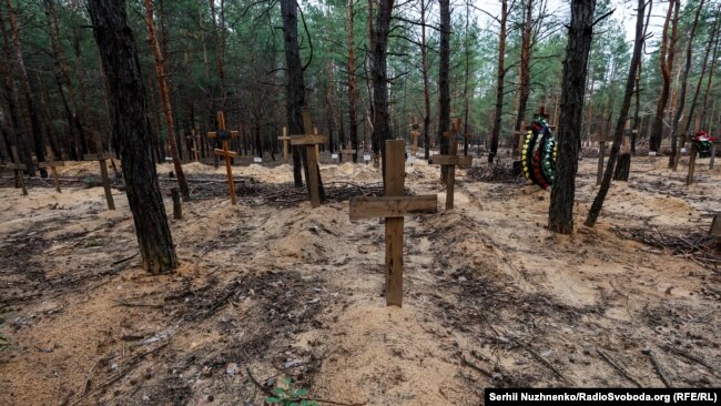 Масове поховання цивільних і військовослужбовців ЗСУ поблизу Ізюма на Харківщині, 15 вересня 2022 року