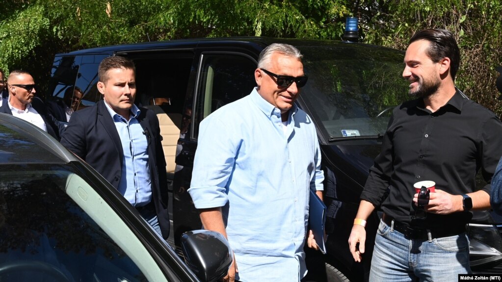 Orbán Viktor érkezik a Polgári Piknikre a kötcsei Dobozy-kúriához 2022. szeptember 10-én. Mellette Havasi Bertalan, a Miniszterelnöki Sajtóiroda vezetője (j)