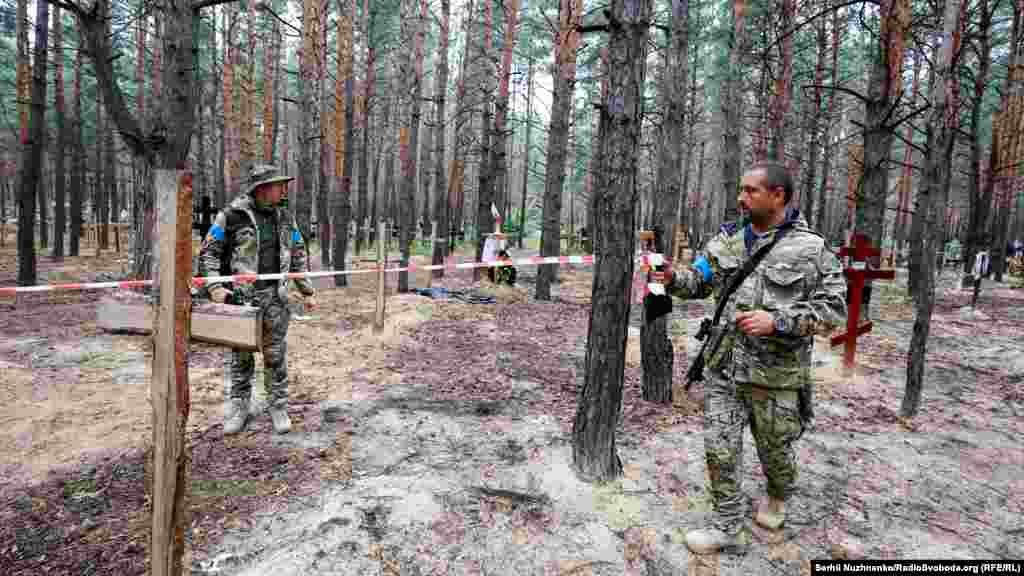 Масове поховання військових ЗСУ неподалік звільненого Ізюму, Харківщина, 15 вересня 2022 року