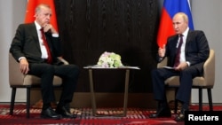 Turkish President Recep Tayyip Erdogan (left) and Russian President Vladimir Putin meet on the sidelines of the Shanghai Cooperation Organization summit in Samarkand, Uzbekistan, on September 16. 