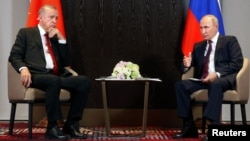 Turkish President Recep Tayyip Erdogan and Russian President Vladimir Putin attend a meeting on the sidelines of the Shanghai Cooperation Organization summit in Samarkand, Uzbekistan, on September 16. 