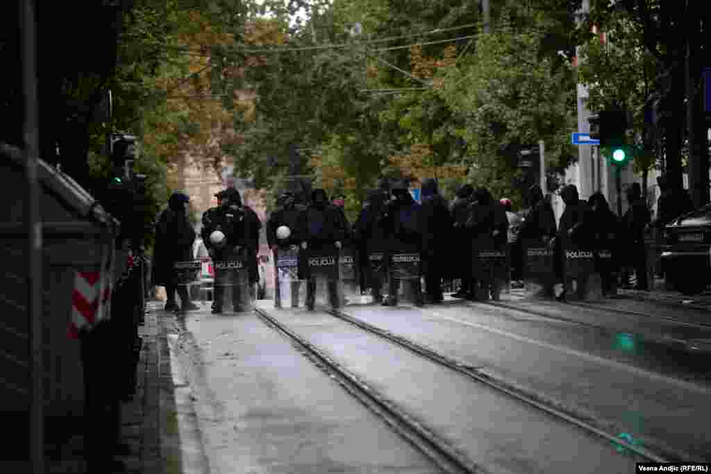 Policijske snage blokirale su ulicu u centru Beograda nekoliko sati pre marša Evroprajd.