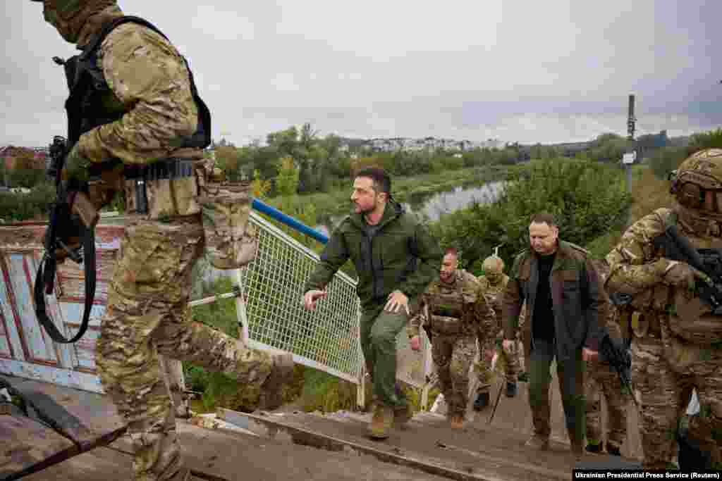 Preşedintele Volodimir Zelenski a comparat situația de la Izium cu&nbsp;masacrul de la Bucea, situată la periferia Kievului, unde armata rusă a ucis 310 civili.&nbsp;Fotografie din 14 septembrie 2022.&nbsp;