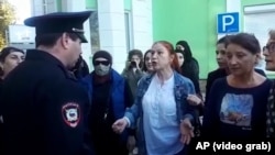 Nők tiltakoznak a katonai mozgósítás ellen Dagesztánban 2022 szeptemberében