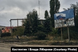 Flamuri rus në një billbord në një nga qytetet e rajonit të Harkivit, i çliruar nga Forcat e Armatosura të Ukrainës. Fotografi nga Vlada dhe Kostyantyn Liberov.