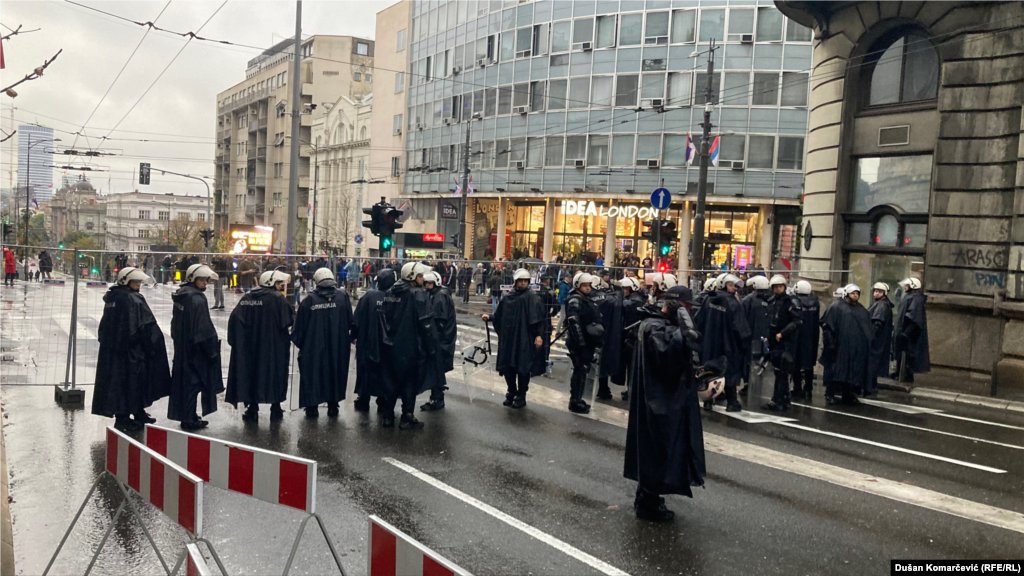 Na uglu ulica Kneza Miloša i kralja Milana su jake policijske snage.
