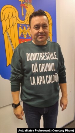 La orice întâlnire publică, primarul Ploieștiului, Andrei Volosevici, poartă tricoul în care îi cere președintelui CJ, Iulian Dumitrescu, să dea drumul la căldură.