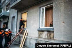 Розбиті вікна через обстріли в Миколаєві закривають фанерою, 22 вересня 2022 року