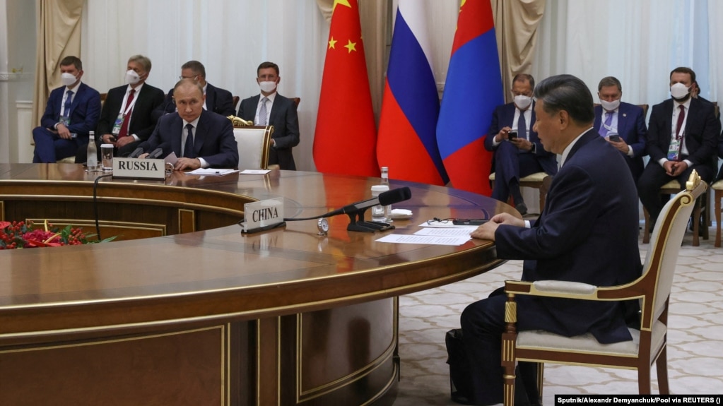 Қытай басшысы Си Цзиньпин (оң жақта) және Ресей басшысы Владимир Путин (сол жақта) Шанхай ынтымақтастық ұйымы жиынында. Өзбекстан, Самарқан. 15 қыркүйек 2022 жыл.