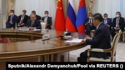 Președintele chinez Xi Jinping (dreapta) și președintele rus Vladimir Putin (stânga) la o întâlnire bilaterală cu ocazia summitului Organizației de Cooperare de la Shanghai, Samarkand, Uzbekistan