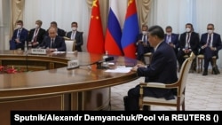 Қытай лидері Си Цзиньпин (оң жақта) мен Ресей президенті Влдаимир Путин (сол жақта) Шанхай ынтымақтастық ұйымы саммиті кезінде. Самарқан, Өзбекстан, 15 қыркүйек 2022 жыл.