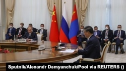 Presidenti kinez, Xi Jinping dhe presidenti rus, Vladimir Putin marrin pjesë në një takim trepalësh me presidentin mongol, Ukhnaa Khurelsukh në margjinat e samitit të Organizatës për Bashkëpunim të Shangait (SCO) në Uzbekistan. 15 shtator 2022.