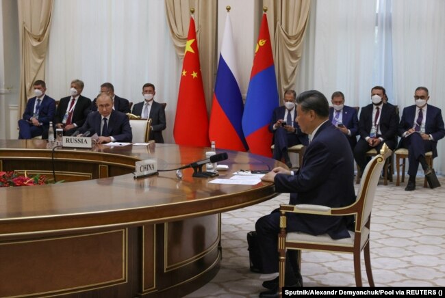 Chinese President Xi Jinping (front right) and Russian President Vladimir Putin (front left) attend a meeting on the sidelines of the Shanghai Cooperation Organization summit in Uzbekistan in September.