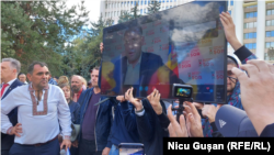 Liderul Partidului Șor, deputatul fugar Ilan Șor vorbindu-le manifestanților la protestul din 18 septembrie.