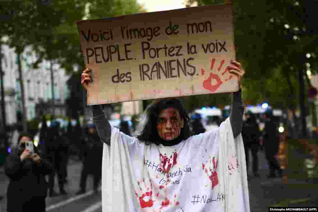 Një protestuese mban një pankartë me mbishkrimin &quot;Ky është imazhi i popullit tim. Bëhuni zëri i iranianeve&quot;gjatë një demonstrate në Paris në mbështetje të protestuesve iranianë.