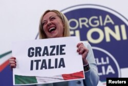 Giorgia Meloni, sa natpisom "Hvala Italija", Rim, 26. septembar 2022.