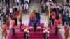 III. Károly király virraszt II. Erzsébet királynő koporsója mellett a londoni Westminster Hallban 2022. szeptember 16-án. 