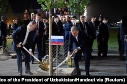 Russian President Vladimir Putin and Uzbek President Shavkat Mirziyoyev plant a tree at a ceremony during the Shanghai Cooperation Organization (SCO) summit in Samarkand on September 15.
