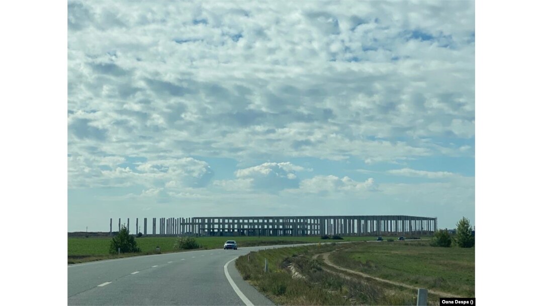 Construcția bazei logistice a Lidl a început în 2021, după obținerea autorizației de construire. În ianuarie 2022, MAPN a cerut stoparea lucrărilor.