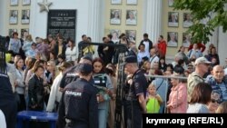 Участников митинга проверяли российские полицейские