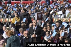 Люди собираются на мессу папы римского в Нур-Султане, 14 сентября 2022 года