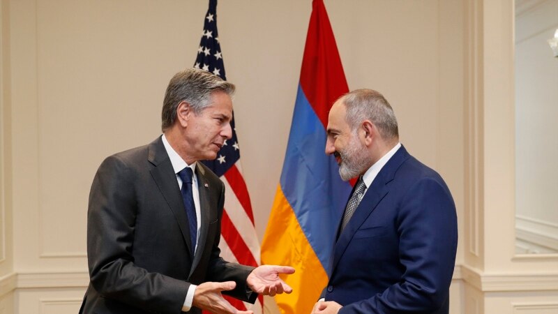 Blinken bisedon me kryeministrin armen për rinisjen e bisedimeve me Azerbajxhanin