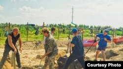 Ресей әскері өлтірген белгісіз адамдар жерленген Буча қаласындағы қорым. Украина, Киев облысы, тамыз, 2022 жыл