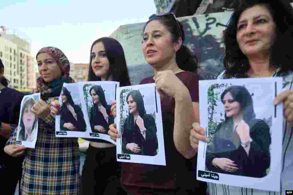 ИРАН -&nbsp;Најмалку 17 лица се убиени во немирите низ Иран поради смртта на младата жена Махса Амини (22). Амини почина минатата недела во притвор, откако беше приведена од моралната полиција за наводно носење хиџаб на &bdquo;непримерен&ldquo; начин, а веста за нејзината смрт предизвика бес во јавноста.