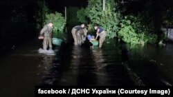 Рівень води вже вдалося знизити на 40 см, він продовжує падати, запевняють рятувальники