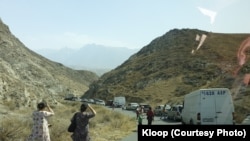 Киргистан -- жителите на регионот Баткен се евакуираат по гранатирањата на киргистанско-таџикистанската граница на 17 септември 2022 година
