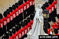 Statuja e Mbretëreshës Anne që gjendet jashtë Katedrales së Shën Paulit në Londër.