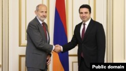 Посол Испании в Армении Маркос Гомес Мартинес (справа) и председатель Национального собрания Армении Ален Симонян, Ереван, 23 сентября 2022 г.