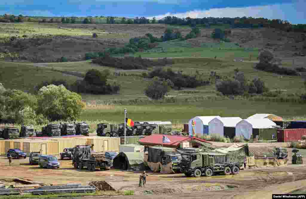 O zonă a bazei de la Cincu unde inginerii militari belgieni construiesc barăci militare pentru forțele NATO. În luna mai, în urma deciziei statelor NATO de a întări prezența organizației militare defensive în Europa de Est, colonelul Vincent Minguet, comandantul Grupului de Luptă NATO din România, a anunțat că alianța militară își va muta &bdquo;centrul de greutate&rdquo; din baza Kogălniceanu, Constanța, la Cincu, în centrul Românei. Grupul va păstra trupe și la baza aeriană Mihail Kogălniceanu. &nbsp;