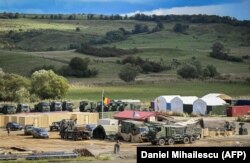 O fotografie prezintă un șantier de capacități de cazare, condus de ingineri de luptă belgieni la centrul de antrenament Cincu din centrul României, pe 20 septembrie 2022