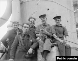 Моряки британского эсминца Amazon, участвовавшего в северных конвоях, с талисманом корабля котом Джинджером