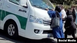 مقاومت یک مادر در مقابل خودروی گشت ارشاد که دختر «بیمار» او را بازداشت کرده بود