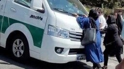مقاومت یک مادر در مقابل خودروی گشت ارشاد که دختر «بیمار» او را بازداشت کرده بود