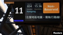 Displej na stanici brze željeznice u Taichungu prikazuje odgođeni voz, nakon zemljotresa jačine 6,8 stepeni Rihterove skale u jugoistočnom Tajvanu 18. septembra 2022.