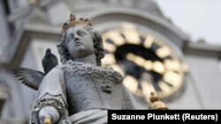 Statuja e Mbretëreshës Anne që gjendet jashtë Katedrales së Shën Paulit në Londër. Ajo ishte mbretëresha që bashkoi Anglinë dhe Skocinë, duke krijuar Mbretërinë e Bashkuar. 