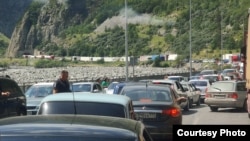 Поток машин из России на границе с Грузией. 22 сентября 2022 года
