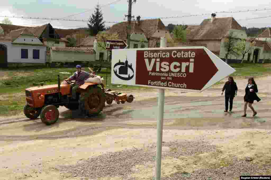 Un semn de circulație indică spre biserica fortificată din satul Viscri, din județul Brașov, aflată în patrimoniul UNESCO, 29 aprilie 2011. În România, regele Charles deține zece proprietăți, dar Viscri a ajuns să fie așezarea asociată cel mai des cu monarhul britanic, care are aici o fundație caritabilă prin care încurajează salvarea patrimoniului tradițional străvechi, bio-agricultura și dezvoltarea durabilă a comunității locale. &nbsp;