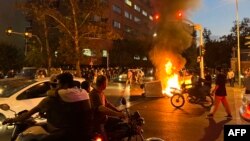 Эрон кўчаларидаги норозилик чиқишларидан лавҳа