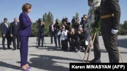 Pelosi je u nedjelju položila vijenac kod Vječnog plamena posvećenog žrtvama genocida u Memorijalnom kompleksu "Čičernakaberd" u Erevanu