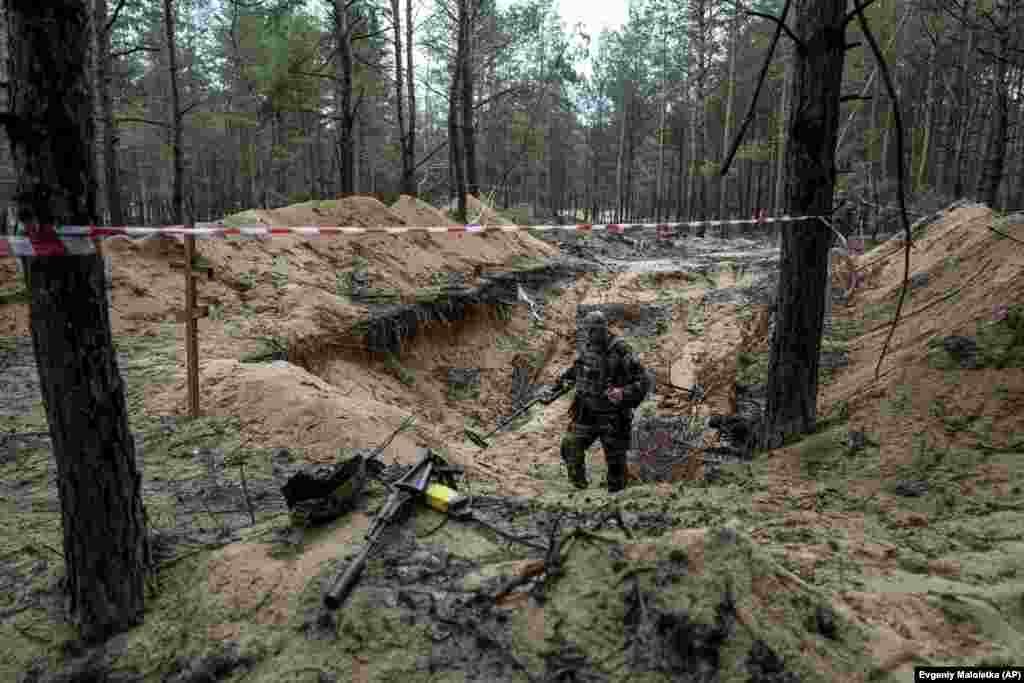 După o săptămână de câștiguri teritoriale rapide ale Ucrainei în nord-estul țării, oficialii ucraineni au declarat că forțele rusești își fortifică apărarea și că va fi greu să mențină ritmul de avansare. Fotografie din 15 septembrie 2022.&nbsp;