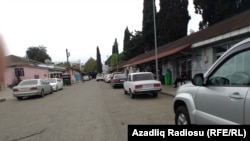 Astara gömrük-sərhəd keçid məntəqəsi önündə taksi maşınları (Foto arxiv)
