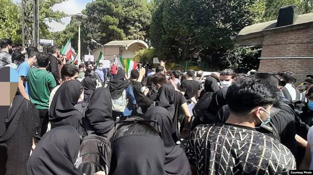 تجمع اعتراضی دانشجویان دانشگاه تهران در پی کشته شدن مهسا امینی