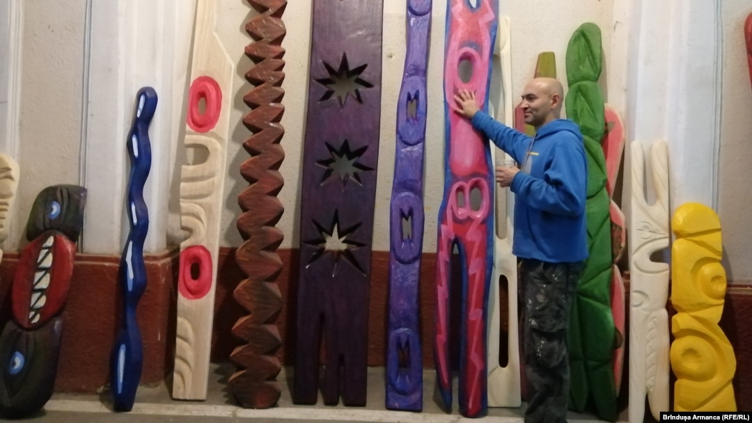 Dumitru Gorzo răspunde a patra oară provocării de a lucra într-un atelier deschis. La Timișoara, în vechea garnizoană austriacă, s-a instalat timp de trei luni pentru a transforma în fața publicului câțiva metri cubi de lemn în lucrări de artă.
