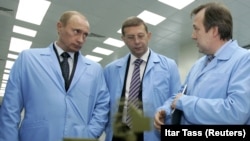 Президент России Владимир Путин (слева) и Геннадий Красников (справа), архивное фото